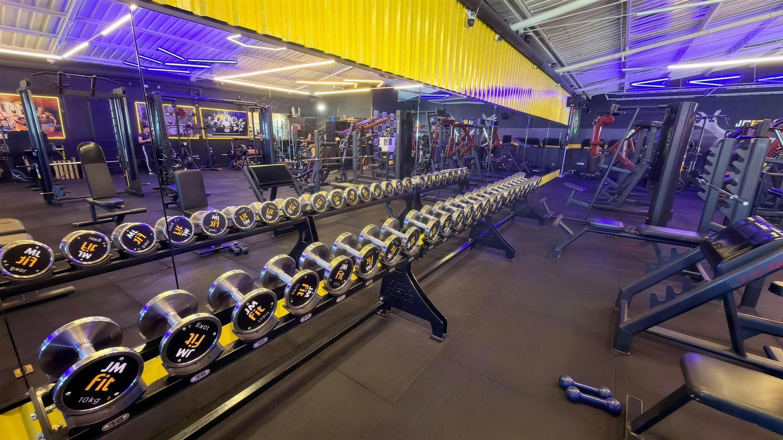 Equipamentos e halteres da JMfit no salão de musculação