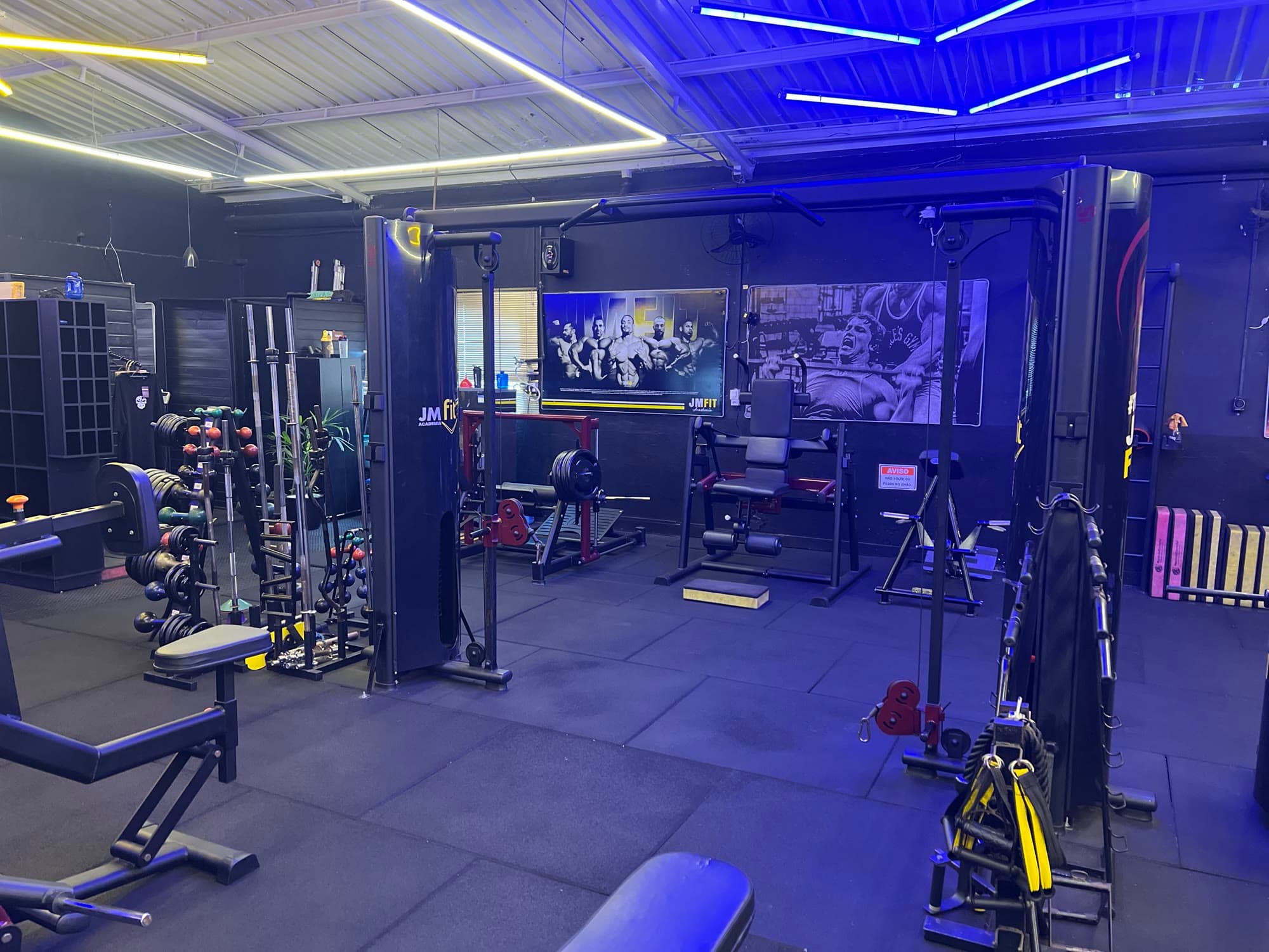 Salão principal da JMfit com máquinas e painéis de treino